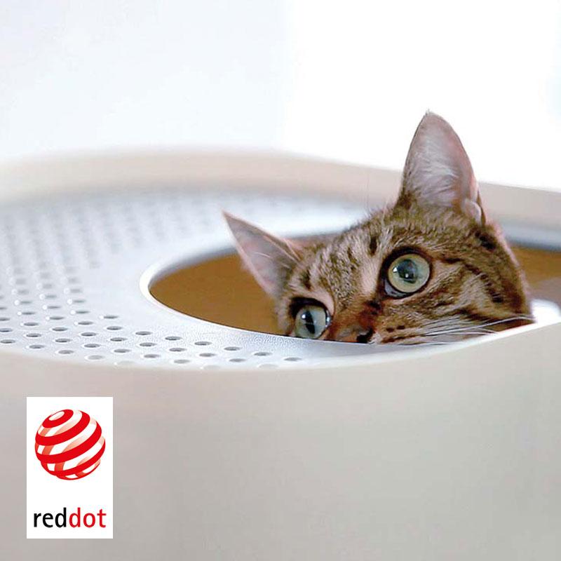 Cat peaking out the top of Modkat. Red Dot Design Award winner