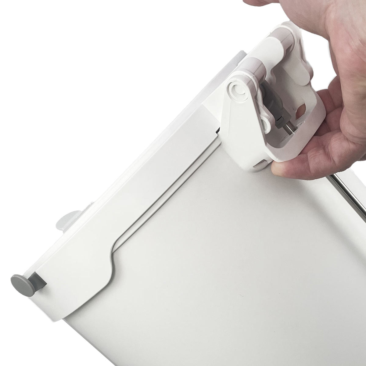 Litter Keeper built-in carry handle